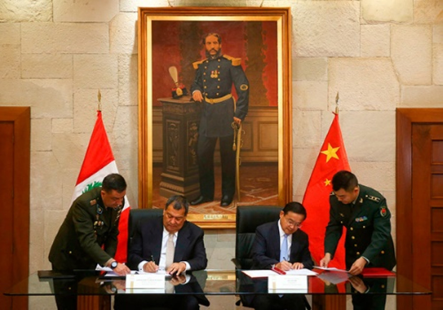 El ministro JOrge Nieto y el embajador Jia Guide firman los protocolos para la donación de equipos. Foto: Ministerio de Defensa del Perú