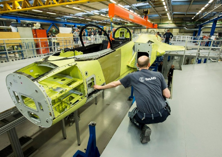 Trabalhadores do Saab trabalhando com o chassi de um Gripen.