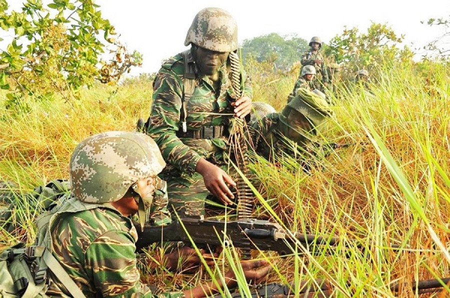 Soldados guyaneses operando una ametralladora FN MAG en el ejercicio Iron Weed. Foto: Guyana Defence Force.