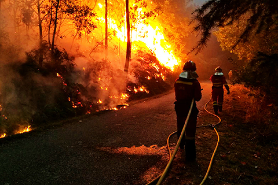 Militares de la UME colaboran en la extinción de los incendios. Foto: UME