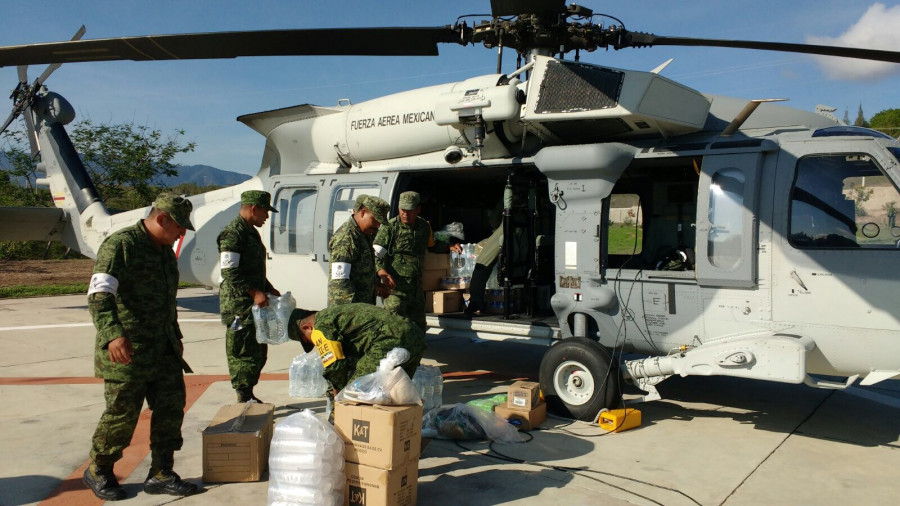 Un UH-60M de la FAM cargado de víveres antes de despegar hacia la sierra sur de Oaxaca. Foto: Sedena