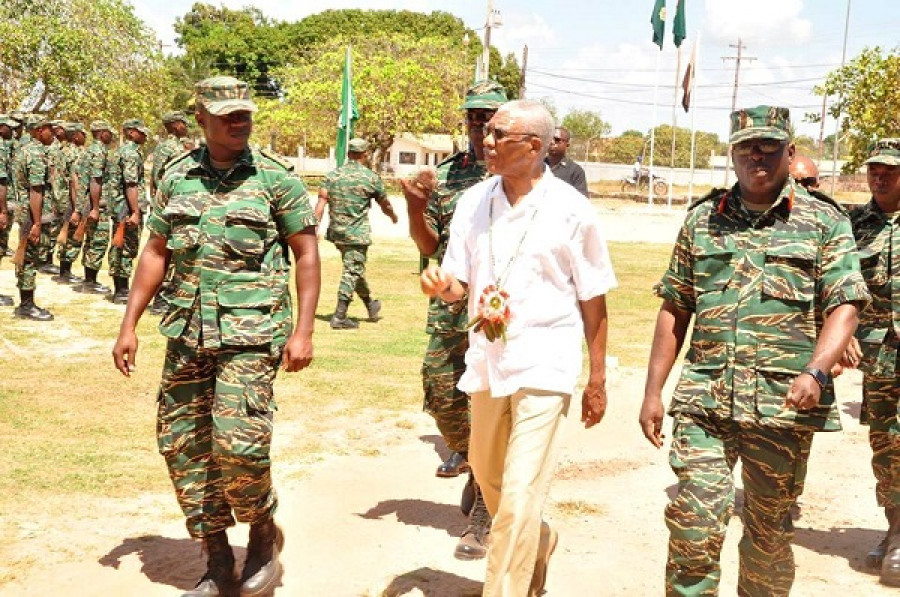 El presiente Granger pasa revista a la formación militar en Camp Kanuku, frontera con Brasil. Foto: Guyana Defence Force.