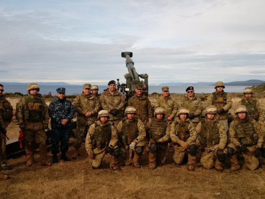 Mayor general David Bellon con artilleros del Destacamento de Infantería de Marina N°4 Cochrane. Foto: Armada de Chile