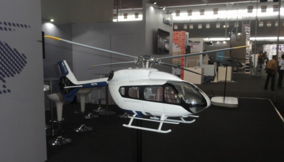 El H145 por delante y el H215 al fondo en el stand de Airbus Helicopters. Foto: Peter Watson