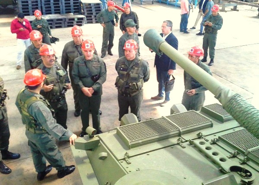 Inspección de un tanque ligero Scorpion 90 repotenciado en Cemablin. Foto: 8º Cuerpo LogísticoEjército de Venezuela.