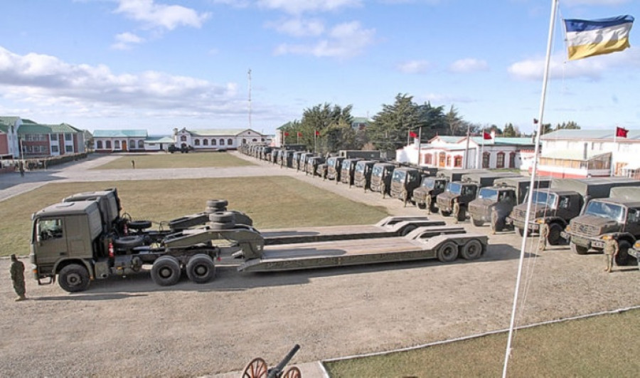 Entrega de camiones militares Mercedes-Benz en Regimiento N°10 Pudeto. Foto: Ejército de Chile