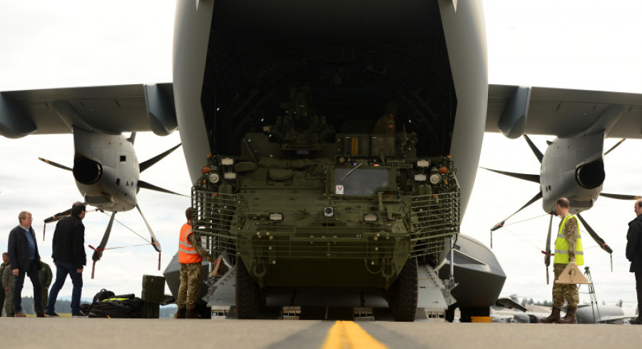 Momento de la carga del blindado Stryker en el A400M. Foto: Ejército de Estados Unidos