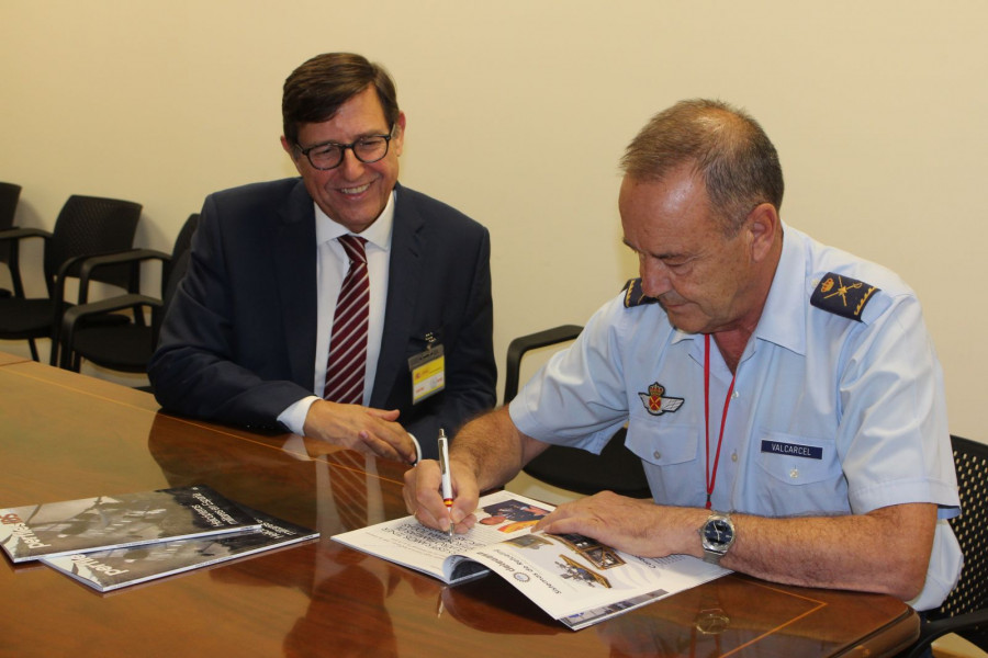 El general Valcárcel firma un ejemplar del informe Helicópteros Militares en España ante el consejero delegado de IDS, Ángel Macho.