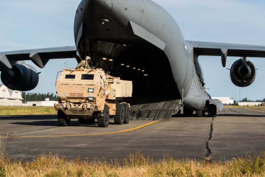 Salida del sistema Himars de un C-17. Foto: US Army