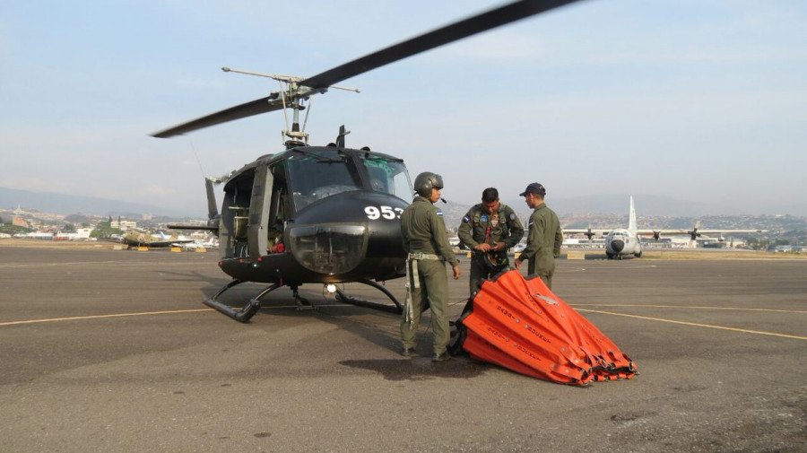 Helicóptero Bell UH-1H de la Fuerza Aérea Hondureña que participó en extinción de incendios. Foto: Secretaría de Defensa de Honduras.