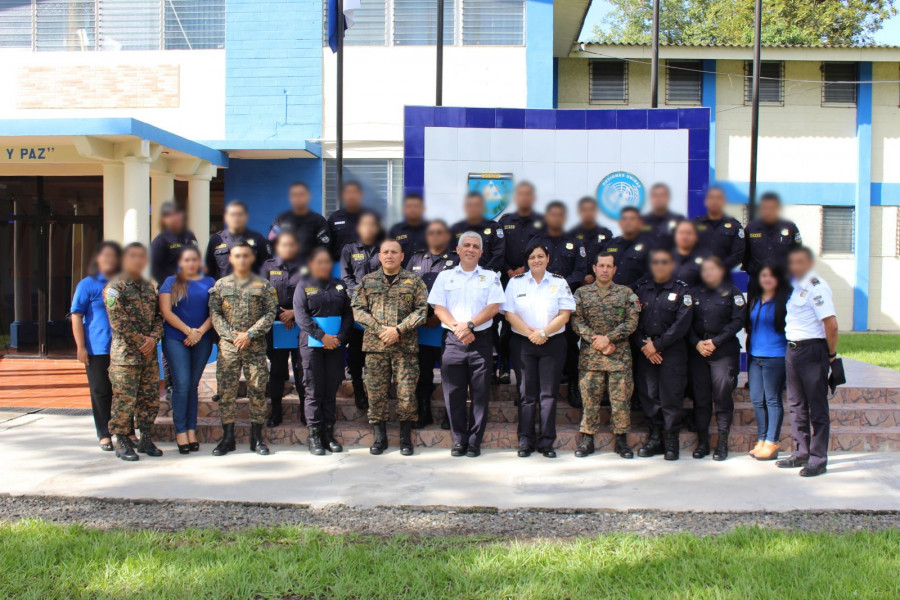 Policías e instructores del curso de operaciones de paz. Foto: Ministerio de Defensa de El Salvador.