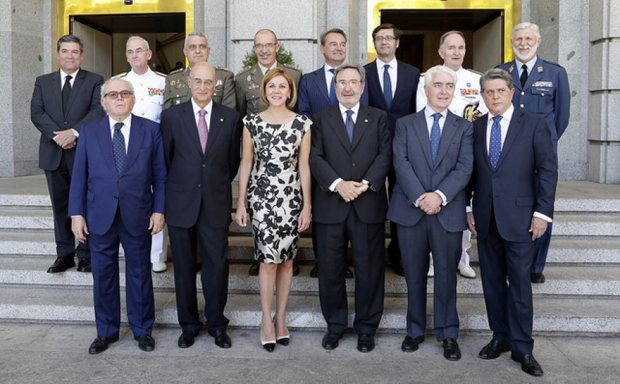 La ministra de Defensa, María Dolores de Cospedal, junto a autoridades y ex ministros de Defensa. Foto: Ministerio de Defensa