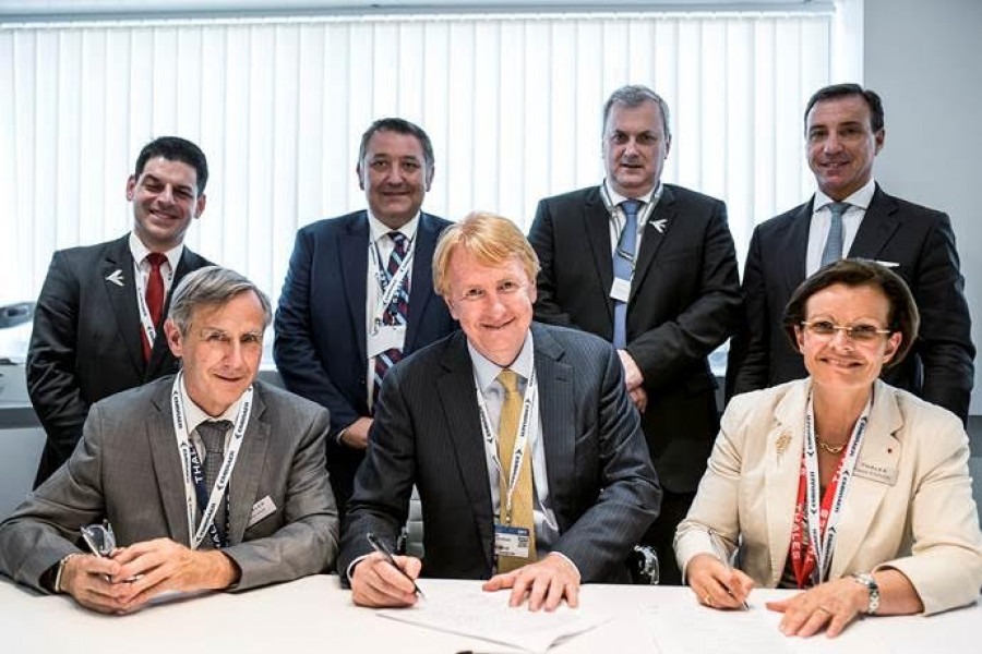 Executivos da Thales, Embraer Defesa & Segurança, Savis e Bradar assinam acordo de cooperação durante o Paris Air Show. Foto: Embraer