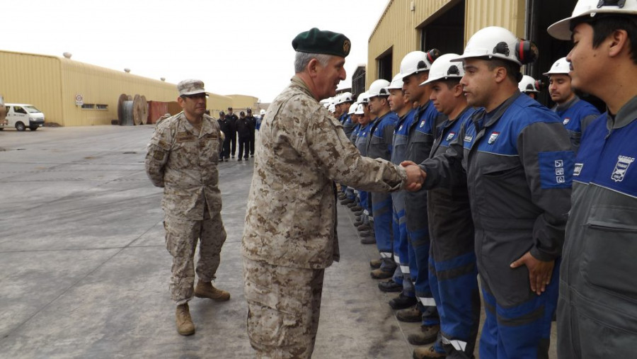 El general Rony Jara saluda a los mecánicos y técnicos del CMIF Antofagasta. Foto: Famae