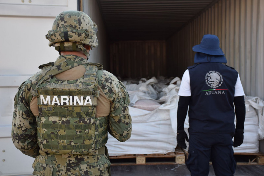 Personal de la Infantería de Marina de México, resguarda el cargamento ilícito.