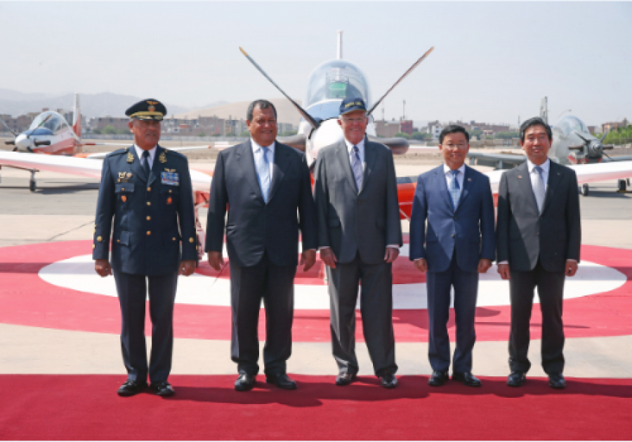 El presidente Kuczynski y representantes coreanos delante del último avión KT-1P salido del Seman. Foto: Ministerio de Defensa del Perú.