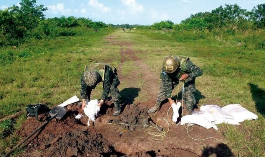 Militares inhabilitan una pista clandestina. Foto: Secretaría de Defensa de Honduras