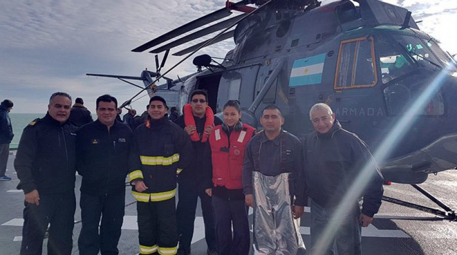 Parte del equipo de pruebas en la cubierta del Irizar con un helicoptero Sea King. Foto: Tandanor.