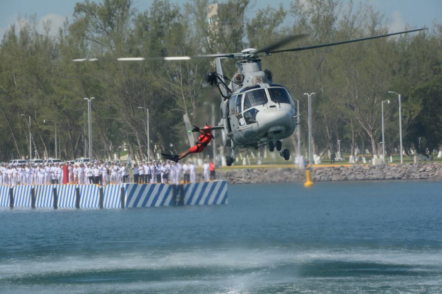 Un buzo se lanza de un helicóptero Panther de la Armada de México. Foto: Secretaría de Marina de México.
