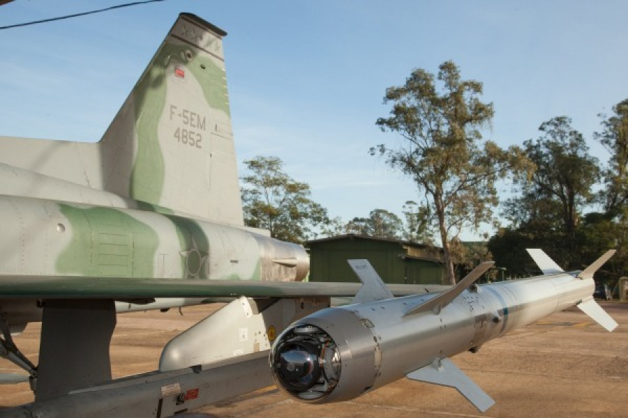 A versão de treinamento do Python IV instalada na ponta de asa de um caça F-5EM. Foto: Força Aérea Brasileira