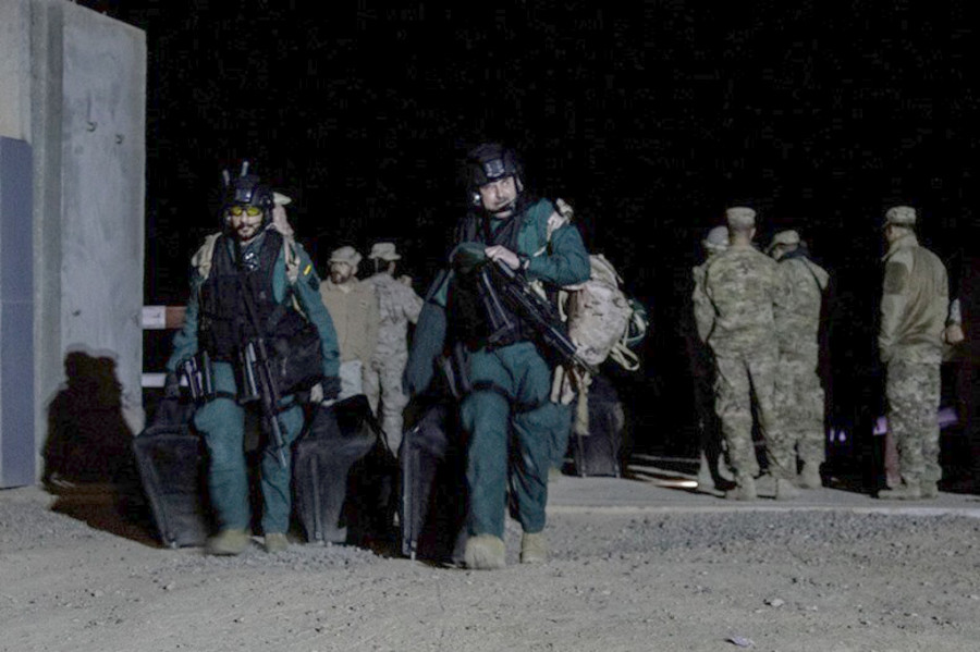 Llegada de la Guardia Civil a la base Gran Capitán.  Foto: Emad