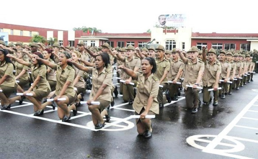 Los nuevos oficiales egresados de la Escuela Interarmas de la FAR, hacen su juramento. Foto: Granma.