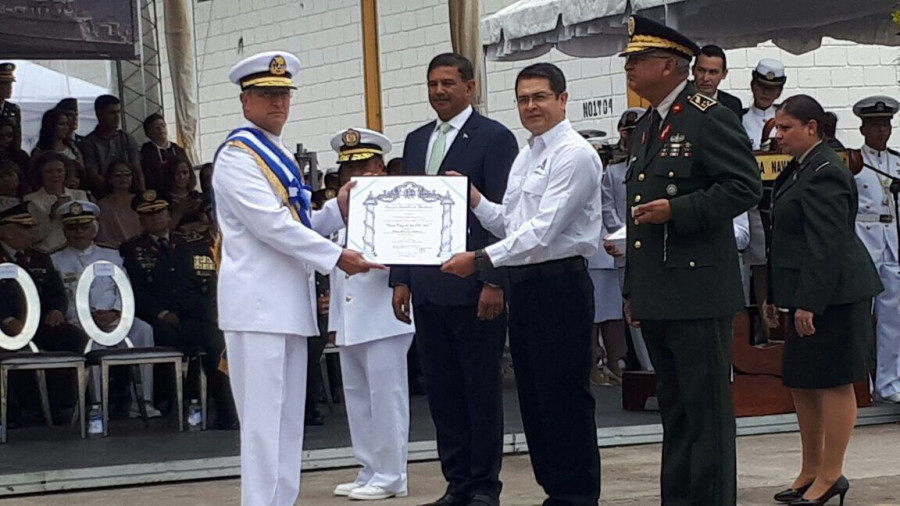 El secretario de Marina de México, a la izquierda, fue condecorado por Honduras. Foto: Gobierno de México.