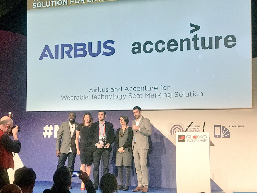 Lo ganadores de Airbus y Accenture recogiendo el premio. Foto: Accenture