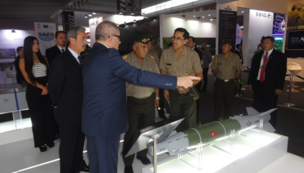 El general Luis Ramos Hume en el stand de Roketsan. Foto: Peter Watson