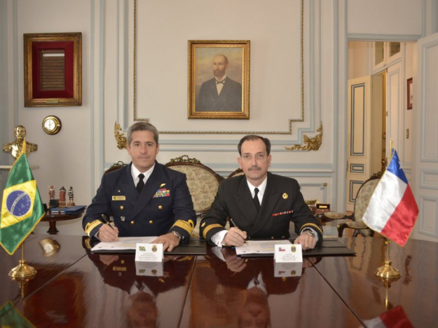 Firma de acuerdos en VII Reunión de Estados Mayores de las Armadas de Chile y Brasil. Foto: Armada de Chile