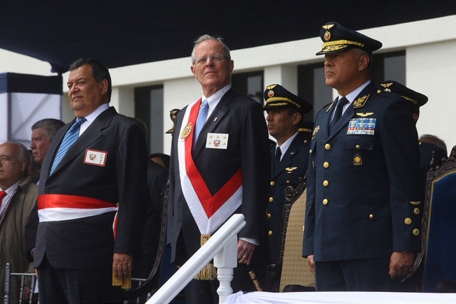 El ministro Jorge Nieto, PPK y el general Javier Ramírez Guillén en el aniversario de la Fuerza Aérea. Foto: Presidencia del Perú