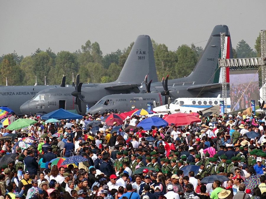 Asistentes a un espectáculo aéreo en México. Foto: J. Quevedo.