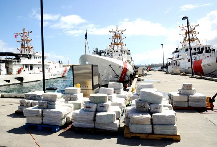 El cargamento de cocaína incautado se exhibe en la base del USCG en Puerto Rico. Foto: U.S. Coast Guard.