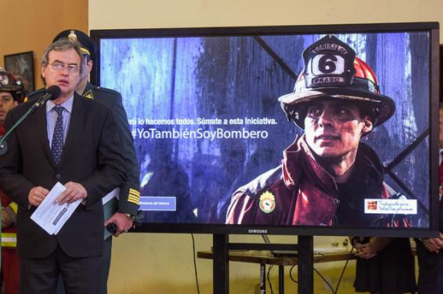 El ministro Basombrío presenta la iniciativa para la compra de equipos para los Bomberos de Perú. Foto: Ministerio del Interior del Perú.