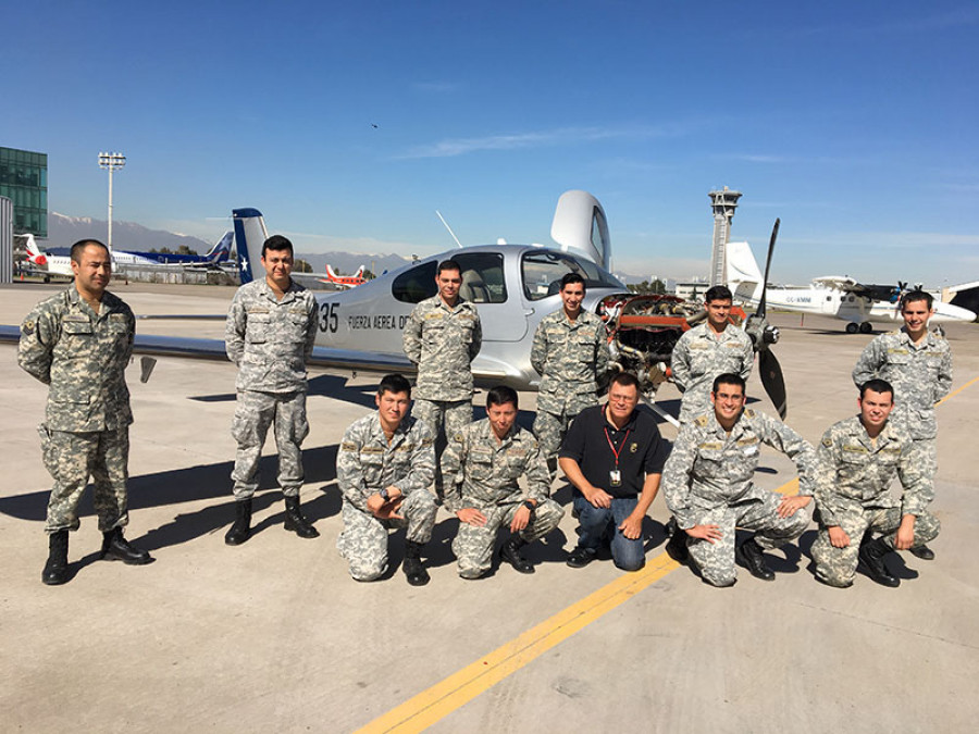 Personal técnico de la FACh y Cirrus en instalaciones de empresa Aerocardal. Foto: Fuerza Aérea de Chile