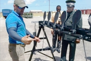 Un técnico estadounidense hace una demostración de los equipos donados. Foto: U.S. Embassy to Barbados, the Eastern Caribbean and the OECS.