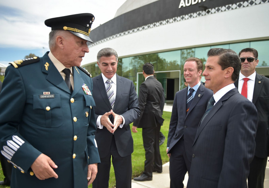 El secretario de Defensa, general Salvador Cienfuegos, y el presidente de México, Enrique Peña Nieto. Foto: Presidencia.