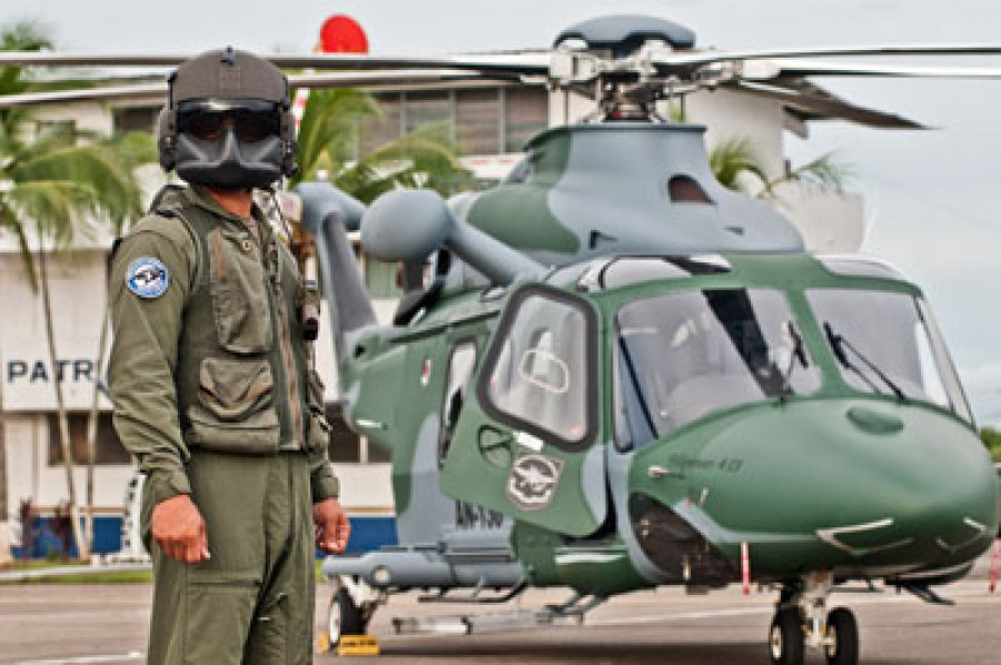 AgustaWestland AW139 del Servicio Nacional Aeronaval de Panamá Senan y su piloto. Foto: Senan.