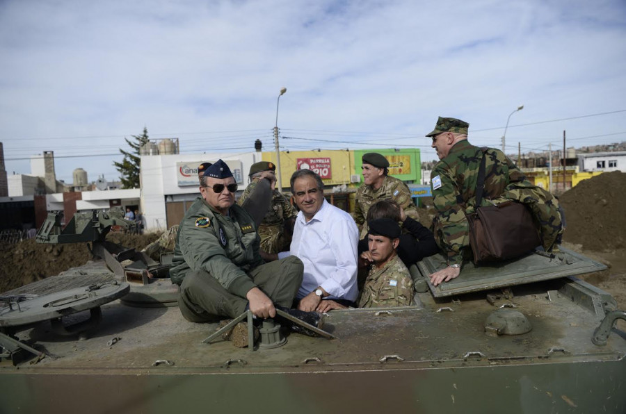 El ministro Julio Martínez junto a efectivos de las Fuerzas Armadas Foto: Ministerio de Defensa