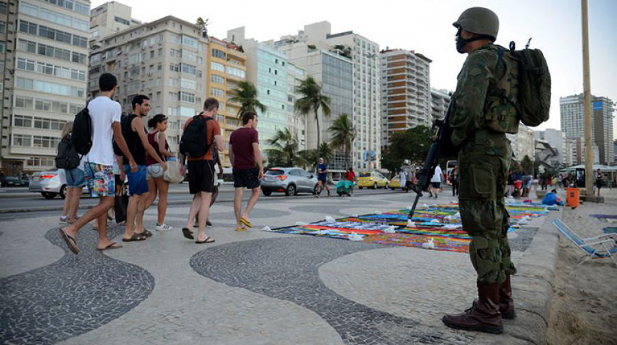 Los infantes de marina patrullan las playas de Copacabana, RJ. Imágenes: Ministerio de Defensa