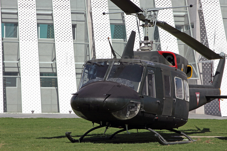 Uno de los helicópteros Bell 212 de la FAM.