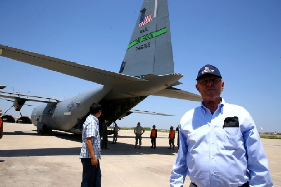 El presidente Kuczynski delante de un C-130 de la Fuerza Aérea de EEUU en Chiclayo. Foto: Presidencia del Perú.