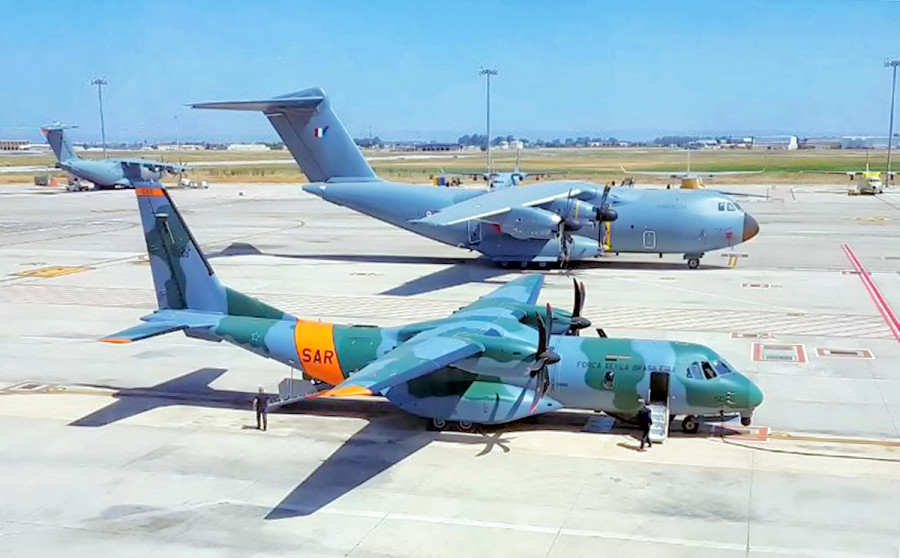 O SC-105 SAR ao lado de um A400M Atlas, na fábrica da Airbus Military em Sevilha. Fotos: FAB