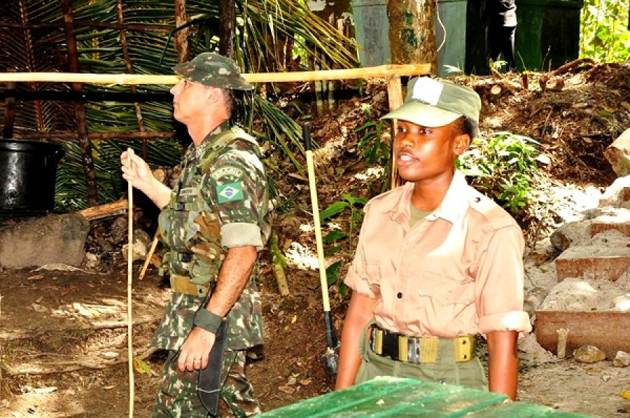 Un oficial del Ejército brasileño imparte instrucción a efectivos de la Milicia guyanesa. Foto: Guyana Defensa Force.