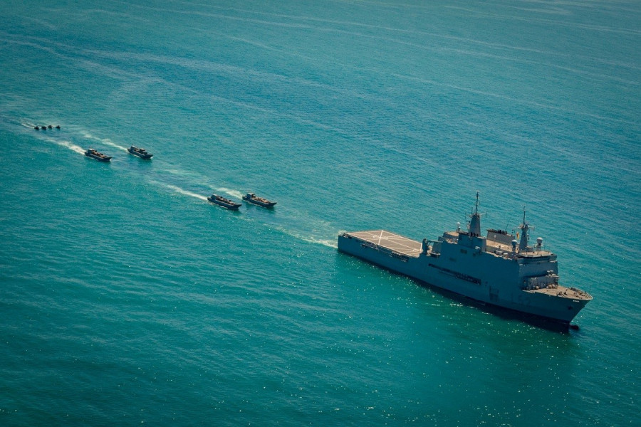 Buque Castilla junto con cuatro embarcaciones LCM. Foto: Armada