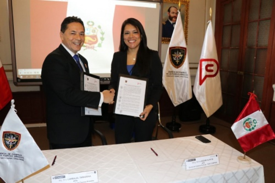 Los jefes de la Acffaa y Perú Compras, Carbajal y Rázuri, en la firma del convenio de cooperación. Foto: Acffaa