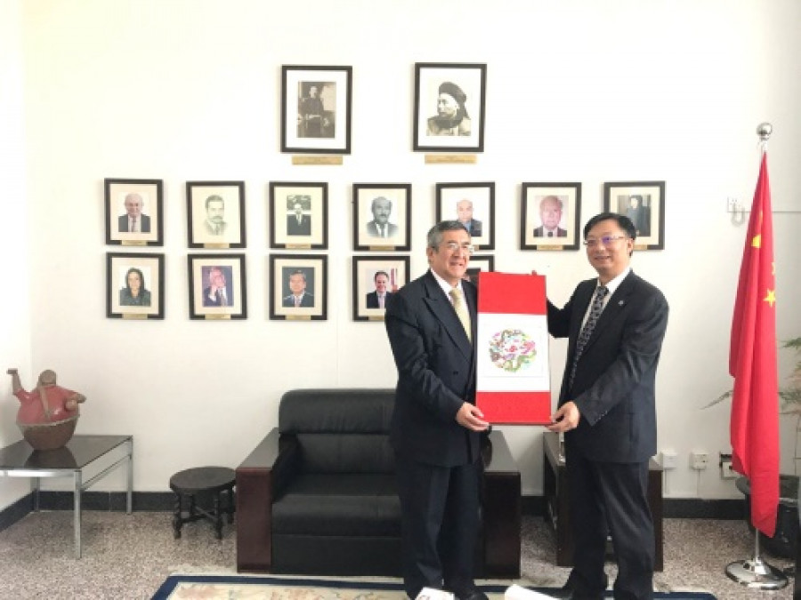 El secretario general de la Apsco, Li Xinjun, y el embajador Juan Carlos Capuñay en la Embajada de Perú en China. Foto: Apsco.