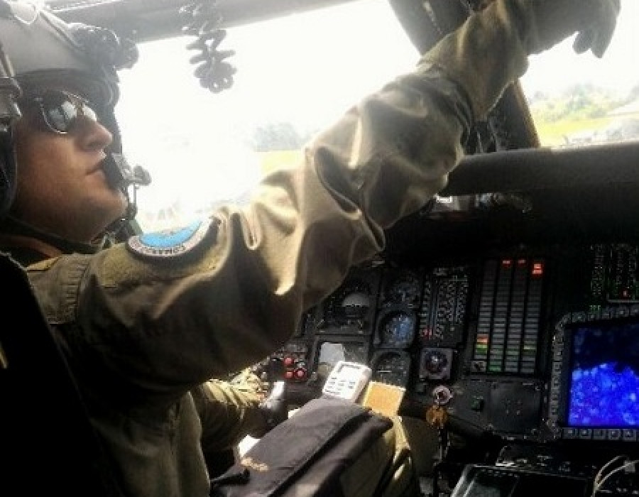 Cargador Ipad en un UH-60 de la Fuerza Aérea. Foto: Sección Certificación Aeronáutica de la Defensa.