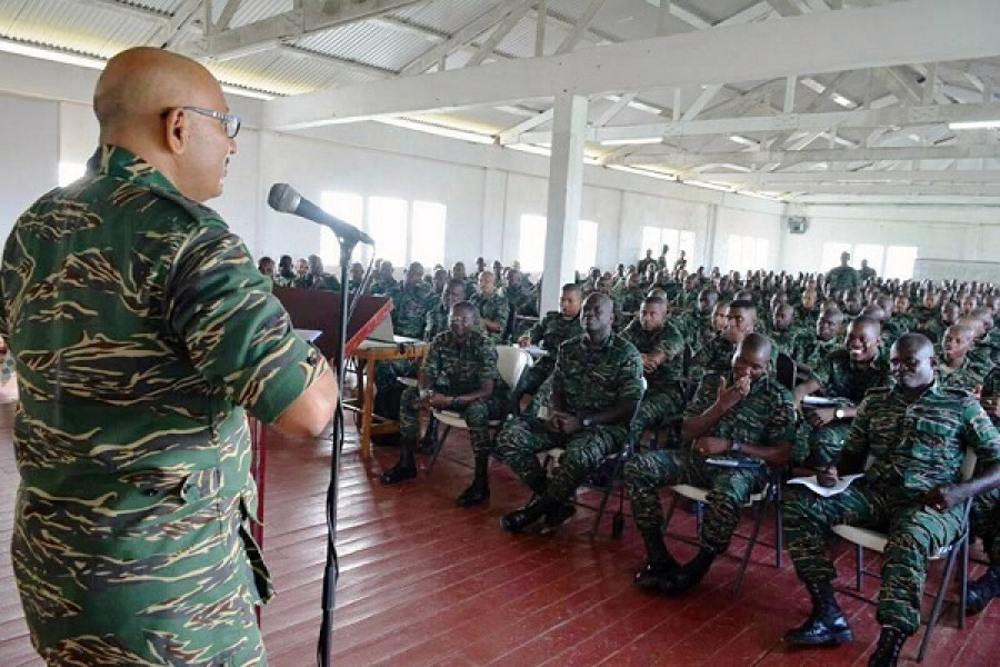 El coronel Nazrul Hussain dicta la clase de inducción a los nuevos reclutas. Foto: Guyana Defence Force