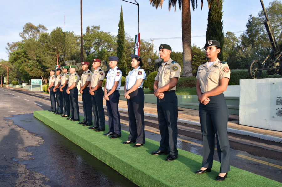 Uniformes Administrativos al Personal de Tropa del Ejército y Fuerza Aérea Mexicanos. Foto SEDENA